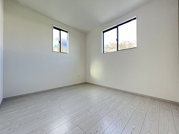 【洋室】洋室5.2帖 2面採光仕様、収納完備