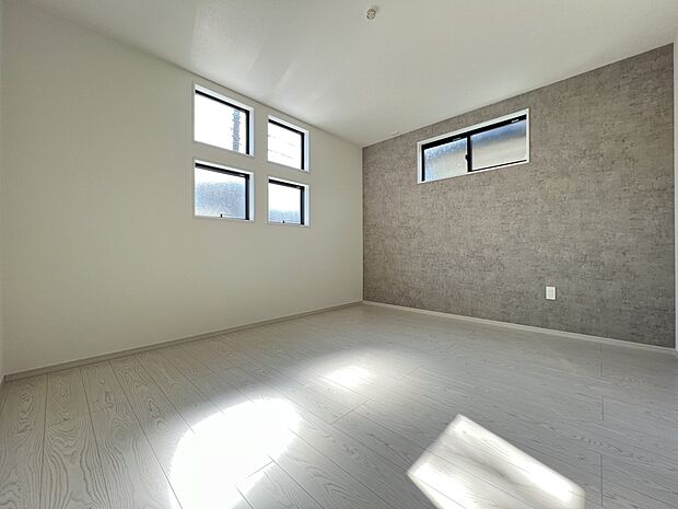 【洋室】洋室7帖 小窓が並ぶ、アクセントクロスがお洒落なお部屋です