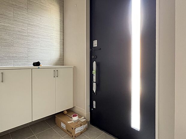 【同仕様写真(その他内観)】下駄箱収納付きの玄関スペース(同仕様)