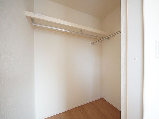 【同仕様写真(その他内観)】ハンガーパイプ付きのウォークインクローゼット(1号地同仕様)