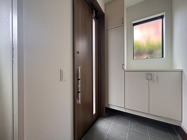 【同仕様写真(その他内観)】ハンガーパイプ付きのウォークインクローゼット(同仕様)