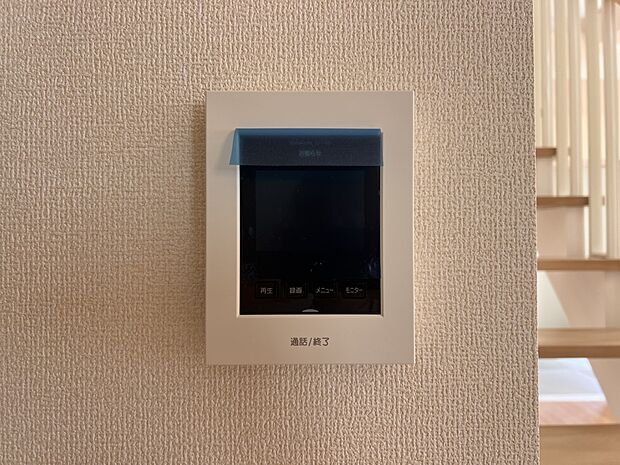 【防犯設備】TVモニター付きインターホン　手放し通話ができ、  送話表示灯で送話・受話状態が確認できます。（同仕様）