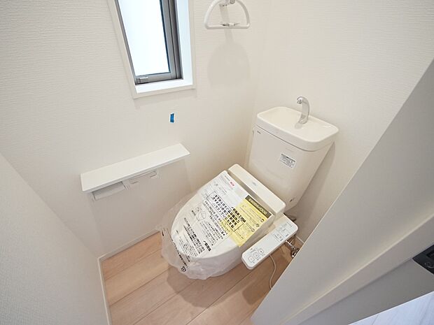 【同仕様写真(その他内観)】トイレは各階にご用意。ウォシュレット機能付き(1号棟同仕様)