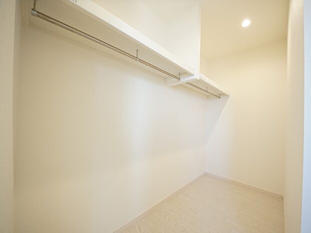 【同仕様写真(その他内観)】ハンガーパイプ付きのウォークインクローゼット(同仕様)