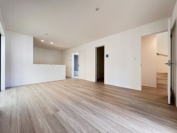 【リビング】LDK16帖 ファミリークローク付きのリビング 居心地よい空間です(A号棟)