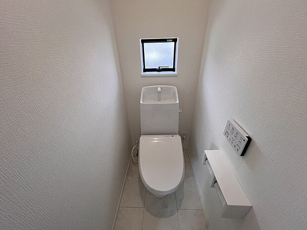 【トイレ】トイレは各階にご用意。ウォシュレット機能付き(A号棟)