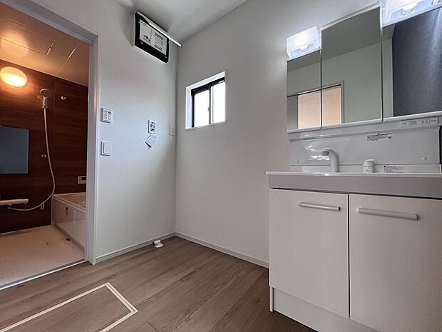 【同仕様写真(その他内観)】三面鏡仕様の洗面化粧台 脱衣所は広めの設計です(同仕様)