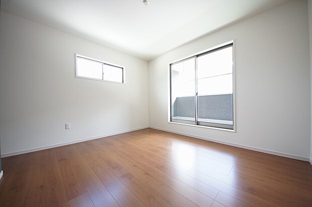 【同仕様写真(その他内観)】洋室8帖 WIC、バルコニー付きの南向き2面採光仕様のお部屋です(同仕様)