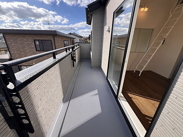 【バルコニー】洋室6.12帖からアクセス可能なバルコニー(1号棟)