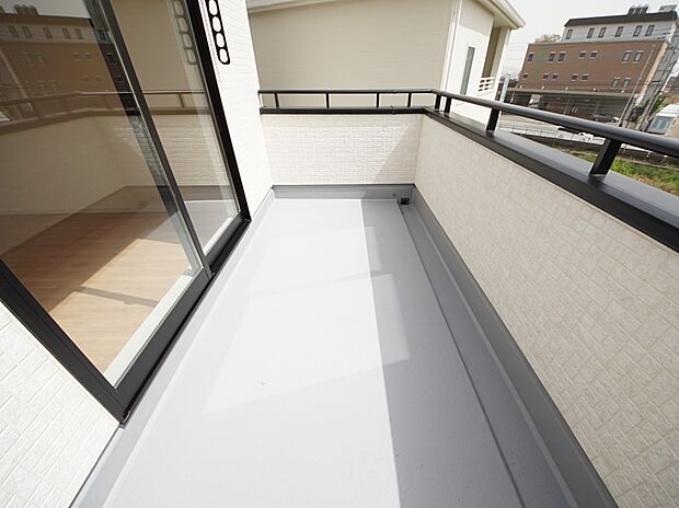 【同仕様写真(その他内観)】7帖の洋室から出入り可能なバルコニー 南西向きで陽当たり良好です(同仕様)