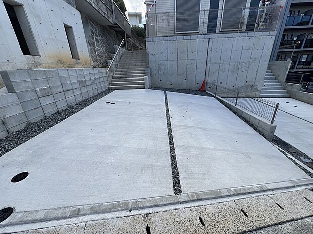 【駐車場】お車は2台並列で駐車可能です(1号棟)