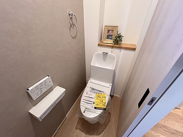 【トイレ】トイレは各階にご用意。ウォシュレット機能付き