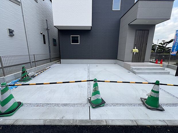 【駐車場】お車は2台並列で駐車可能です