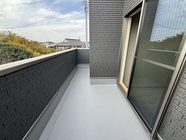 【バルコニー】バルコニーは南西向きで陽当り良好！眺望も良好です