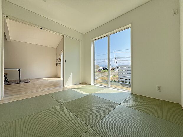 【同仕様写真(その他内観)】リビング続き間の和室4.5帖 ホッと一息つける癒しの空間です(同仕様)