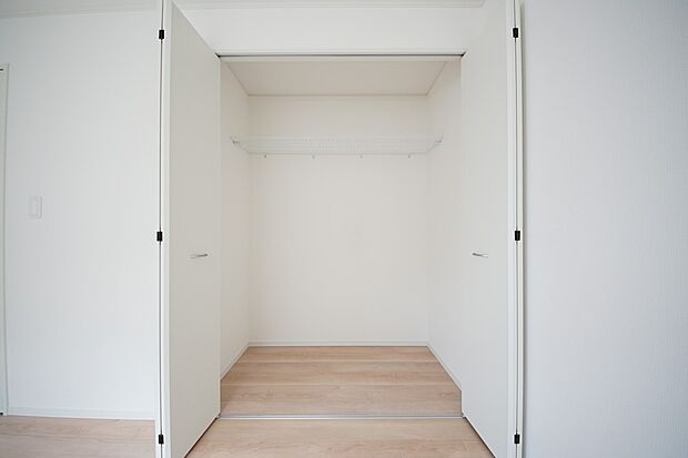 【同仕様写真(その他内観)】クローゼット収納(同仕様)