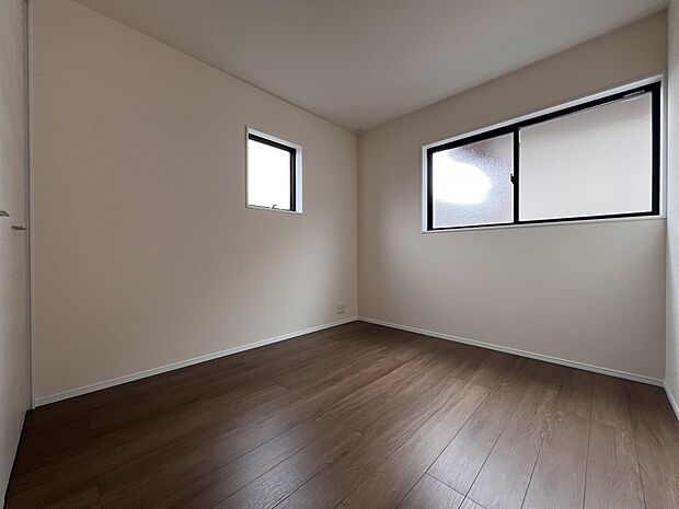 【洋室】洋室5.25帖 二面採光の明るいお部屋