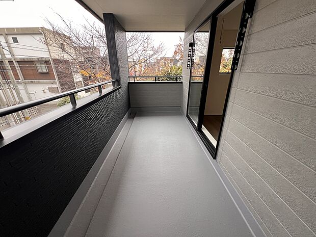 【バルコニー】6.88帖の洋室から出入り可能なバルコニー インナータイプで突然の雨でも安心です