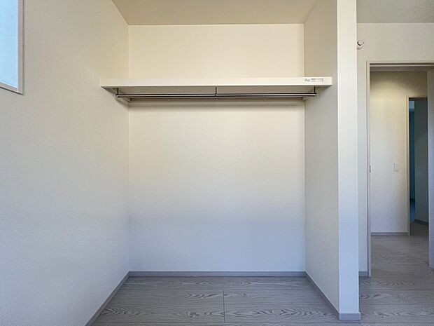 【同仕様写真(その他内観)】オープンタイプの収納スペース付(同仕様)