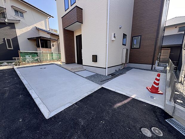 【駐車場】お車は2台駐車可能です(1号棟)