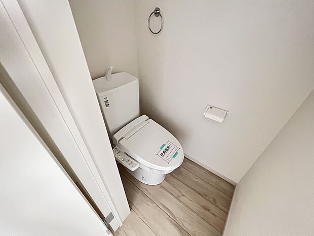 【同仕様写真(その他内観)】トイレは各階にご用意。ウォシュレット機能付き(同仕様)
