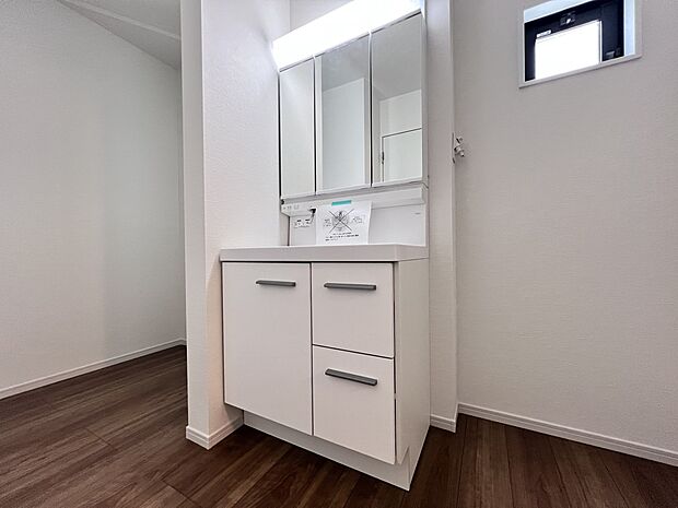 【同仕様写真(その他内観)】三面鏡仕様の洗面化粧台(2号棟同仕様)