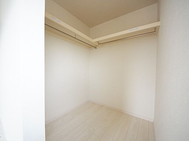 【同仕様写真(その他内観)】ハンガーパイプ付きのウォークインクローゼット(1号棟同仕様)