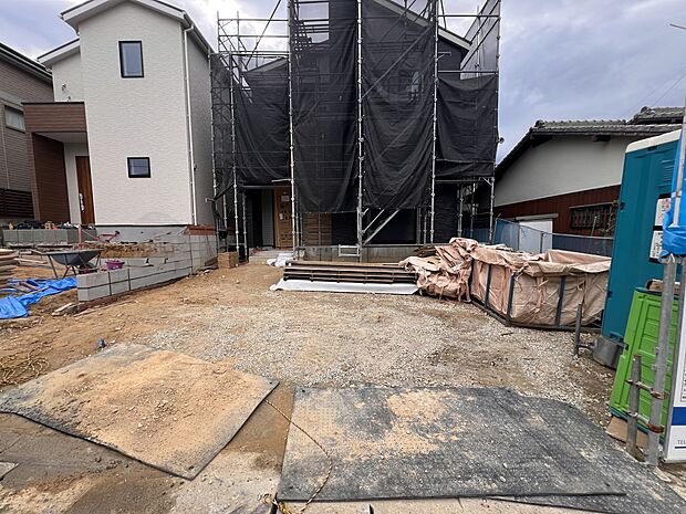 【現地外観写真】カースペースは並列駐車2台分（2号棟）