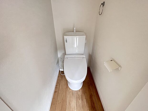 【同仕様写真(その他内観)】トイレは各階にご用意。ウォシュレット機能付き(2号棟同仕様)