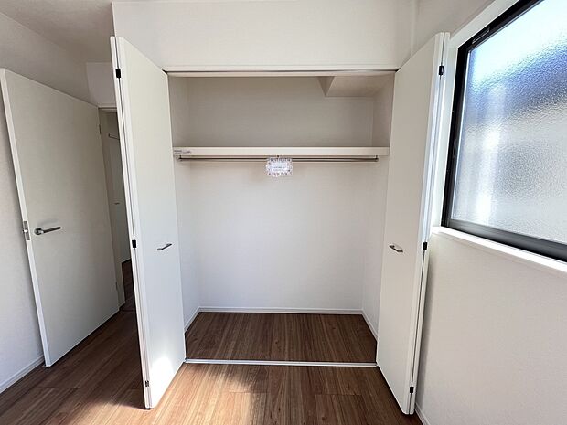 【同仕様写真(その他内観)】クローゼット収納(2号棟同仕様)