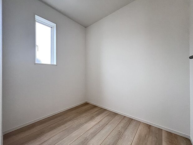 【同仕様写真(その他内観)】2.5帖のテレワークスペース(4号棟同仕様)