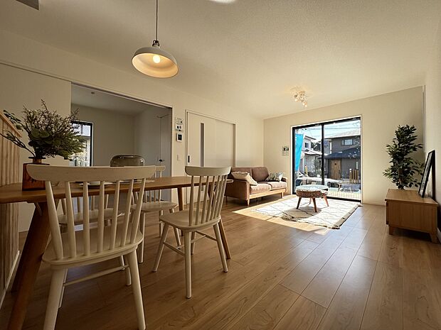 【リビング】家族団らんにピッタリの明るく開放的なリビング　是非現地でご体感ください