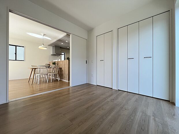 【洋室】洋室4.5帖　リビングから出入り可能な居室です