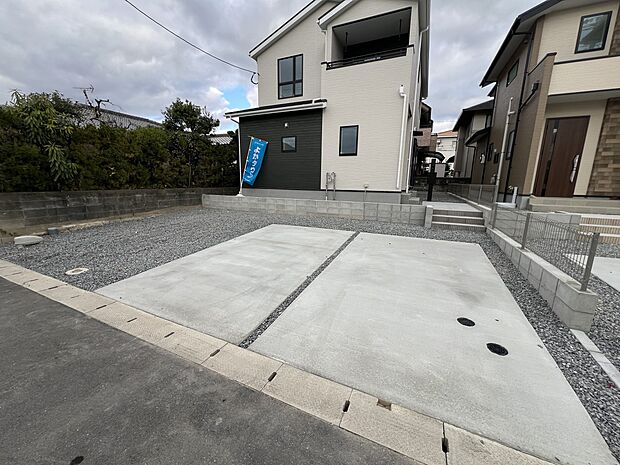 【駐車場】並列3台駐車可能です(1号棟)