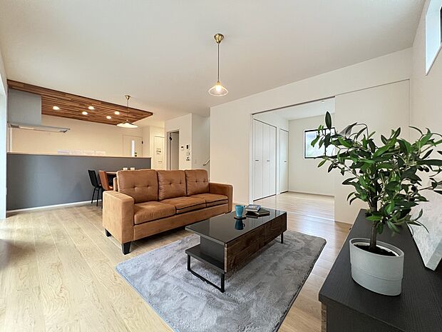 【リビング】リビングと洋室、合わせて22.4帖の大空間が生まれます(1号棟)