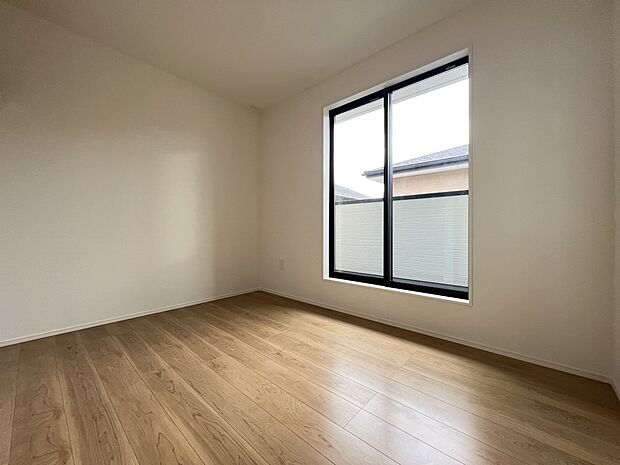 【洋室】洋室5.5帖　南向きバルコニにーに面したお部屋です(1号棟)