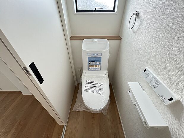 【トイレ】トイレは各階にご用意。ウォシュレット機能付き(1号棟)