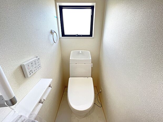 【同仕様写真(その他内観)】トイレは各階にご用意。ウォシュレット機能付き(1号棟同仕様)