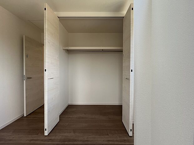 【同仕様写真(その他内観)】クローゼット収納(1号棟同仕様)