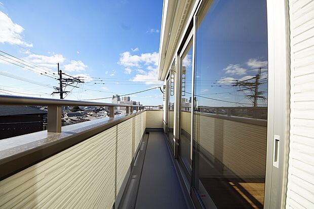 【同仕様写真(その他内観)】南向きのバルコニーは陽当たり良好です(2号棟同仕様)