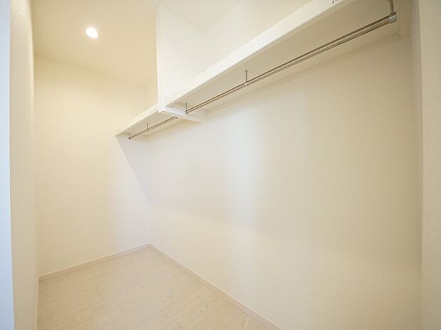 【同仕様写真(その他内観)】ハンガーパイプ付きウォークインクローゼット(同仕様)