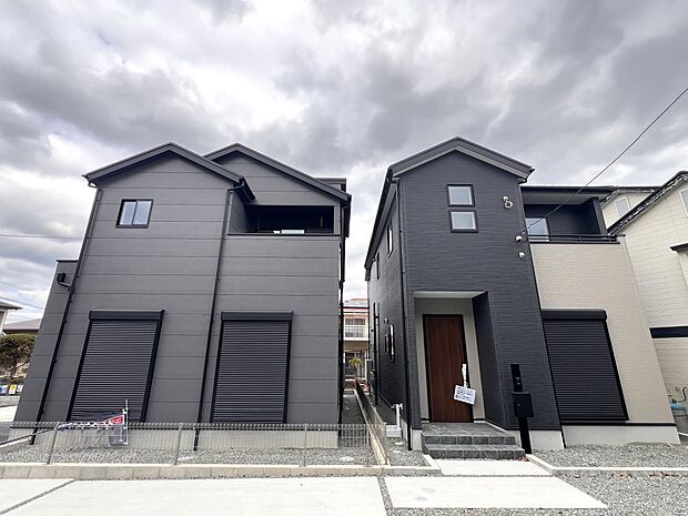 【現地外観写真】全2棟外観  左：1号棟　右：2号棟