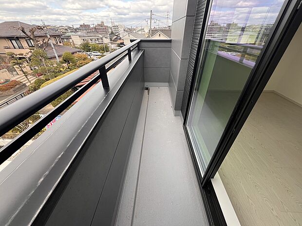 【バルコニー】6帖の洋室から出入り可能なバルコニー(1号棟)