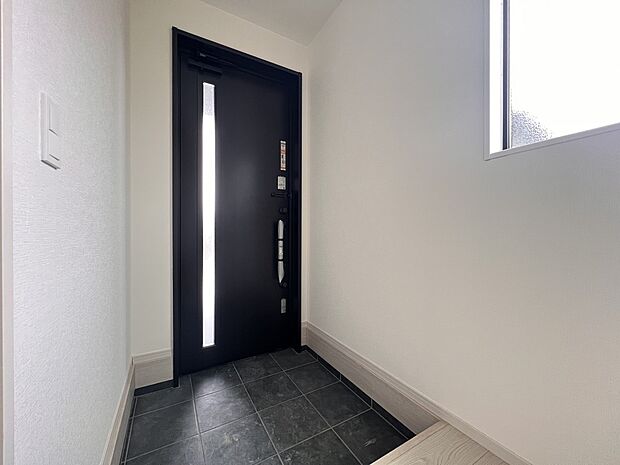 【玄関】小窓付きの明るい玄関