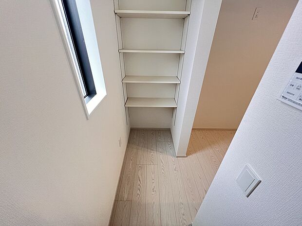【収納】キッチン横には可動棚付きのパントリーをご用意(1号棟)