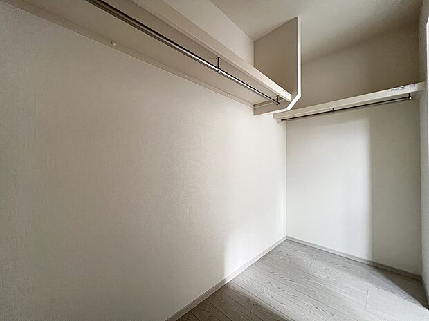 【ウォークインクローゼット】ハンガーパイプ付きのウォークインクローゼット(1号棟)