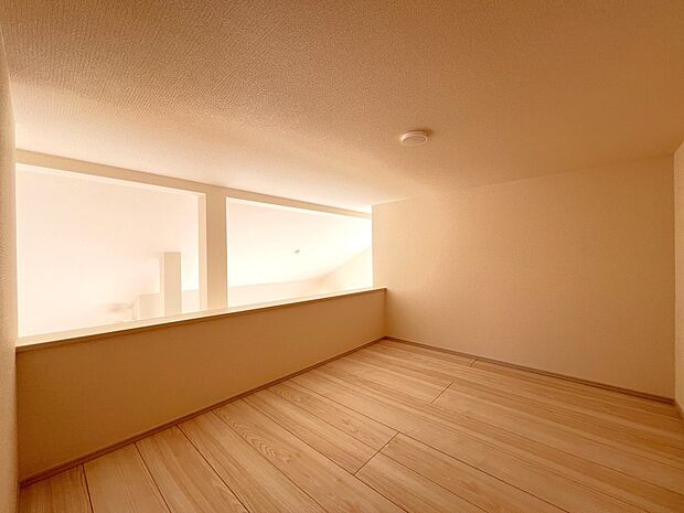 【同仕様写真(その他内観)】リビング上部には4帖のロフトをご用意(2号棟同仕様)