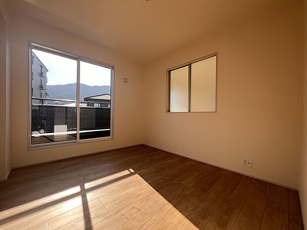 【洋室】洋室5.25帖　2階の居室は全室二面採光でどのお部屋も明るい印象！(1号棟)