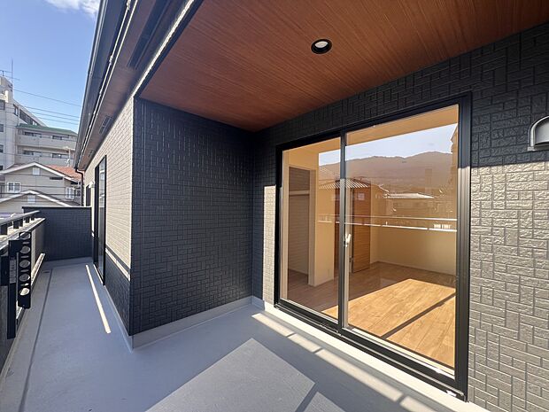 【バルコニー】2部屋から出入り可能な続きバルコニー　南向きで陽当たり良好です(1号棟)