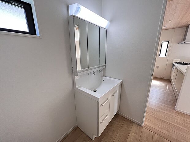 【同仕様写真(その他内観)】三面鏡仕様の洗面化粧台(1号棟同仕様)
